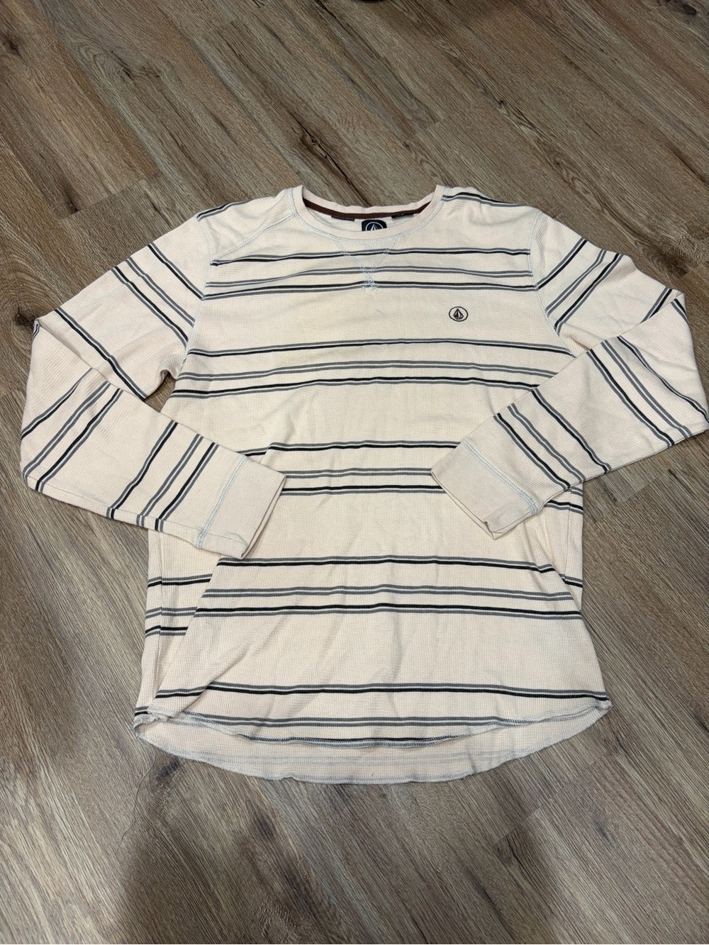 Y2K Volcom Menโs Cream and Navy Striped Long Sleeve Thermal